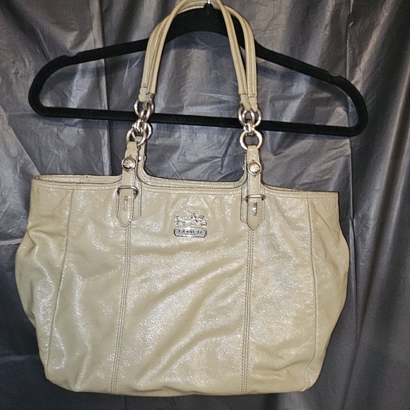 Coach Handbags - Coach Vintage Purse Cream